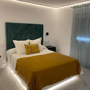 13 Lives In Appartement